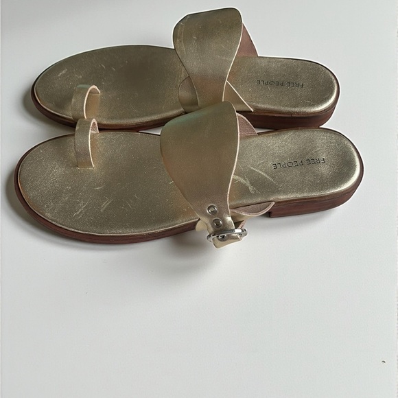 Free People Barcelona Gold Metallic Leather Toe Loop Sandals 8.5 | Slide On Buck - Picture 6 of 6